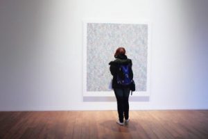Chica en un museo