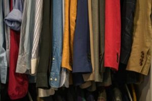 Elegir la ropa adecuada decidirá la cantidad de cosas que trae consigo porque no necesita ropa para todas las estaciones.