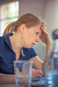 Woman stressed because of late movers when shes relocating as a single parent.
