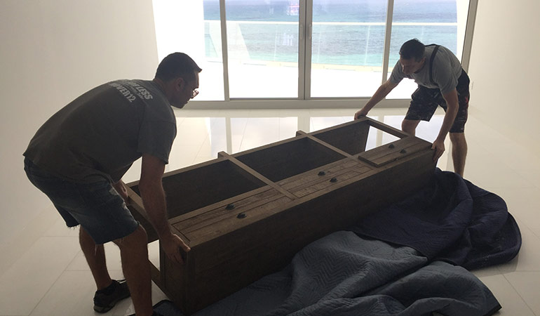 Miami Movers For Less crew at work.