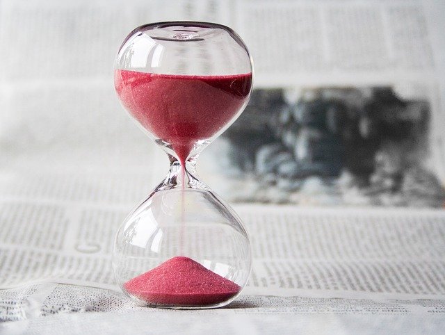 hourglass showing the time that has passed while you were trying to find the best movers in Coral Springs