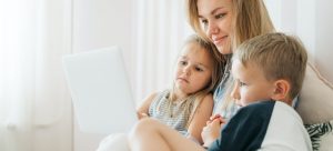 a single mom looking up the best places for single parents in Miami online
