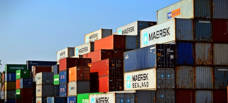 containers of different colors