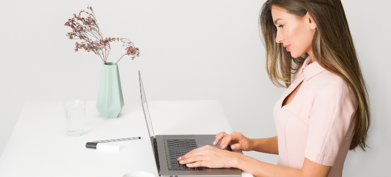 woman reading a Miami guide for young entrepreneurs