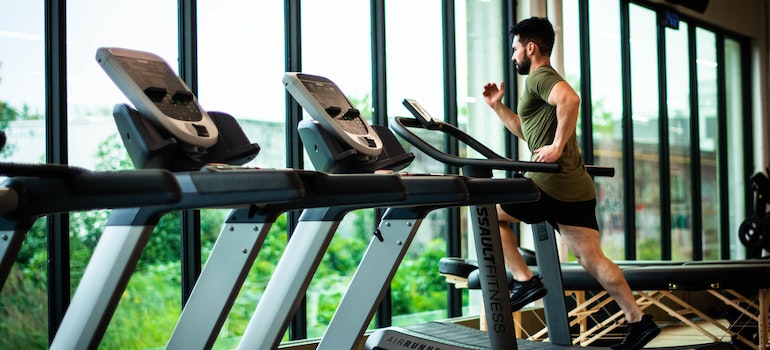 running on a thread mill after reading the ultimate guide to Florida for fitness buffs