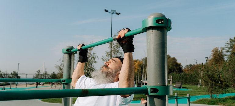 doing pull ups in one of the best outdoor gyms in South Florida
