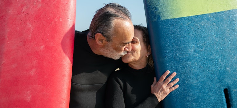 elderly couple kissing after exploring retirement options in Miami-Dade County