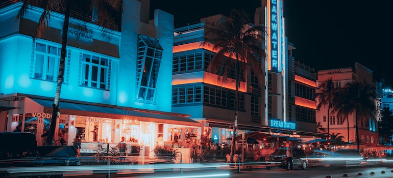 walking down the street and thinking about the things to do after moving to Miami