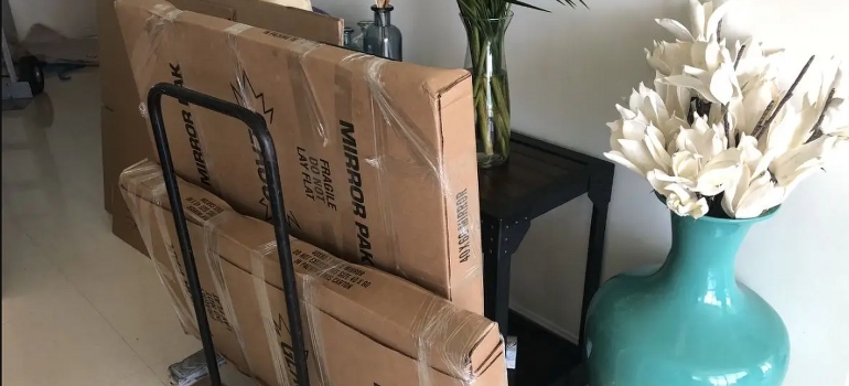moving boxes Miami movers use for mirrors