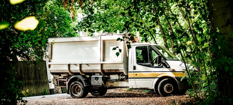 junk removal truck