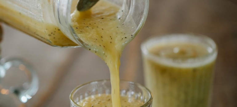 pouring smoothie