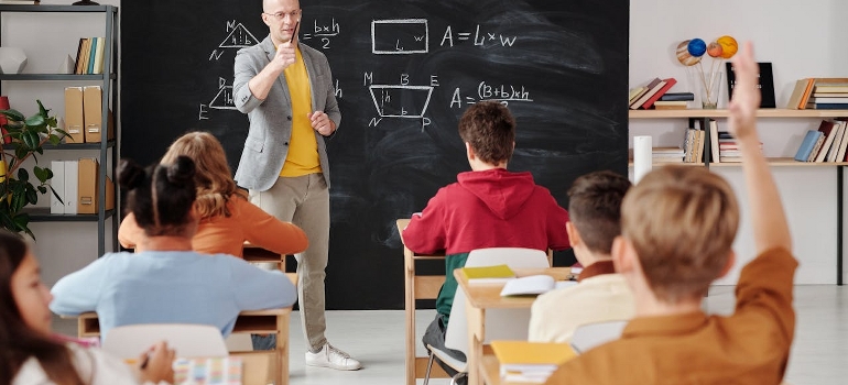 kids in class talking about choosing the best school for your child
