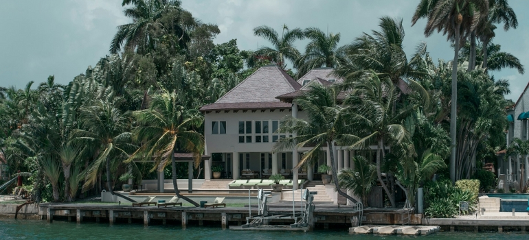 checking a house when choosing a house or apartment in Miami