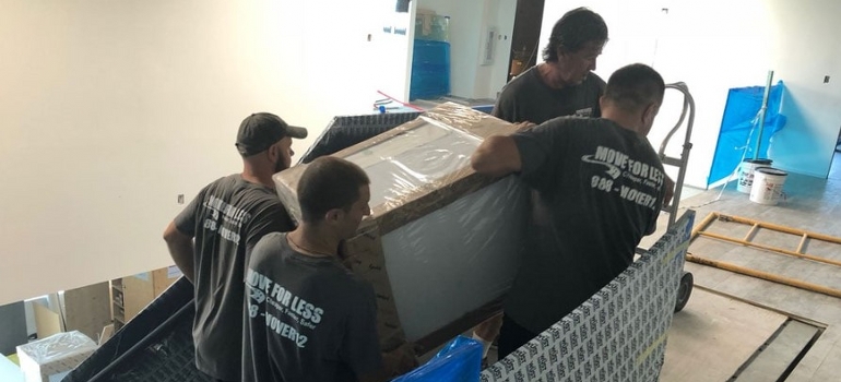 Miami Movers For Less at work.